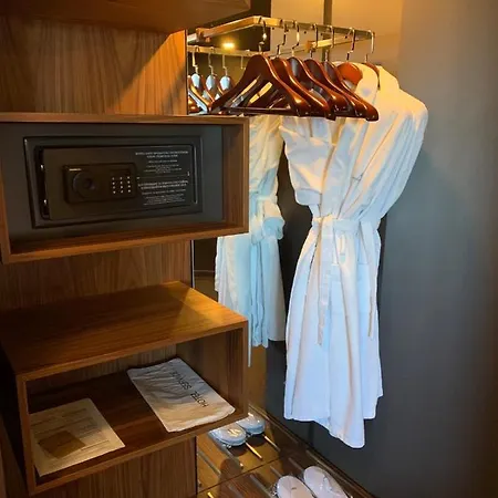 Seasons Design - Free Parking Hotel