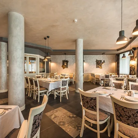 Seasons Design - Free Parking 5*