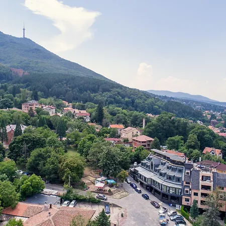 Seasons Design - Free Parking