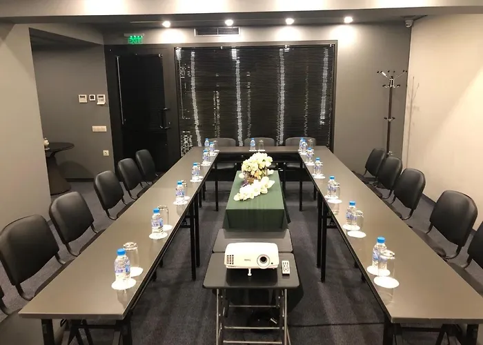 Seasons Design - Free Parking