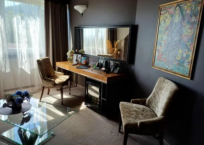 Seasons Design - Free Parking Hotel