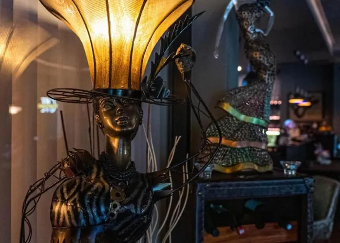 Seasons Design - Free Parking