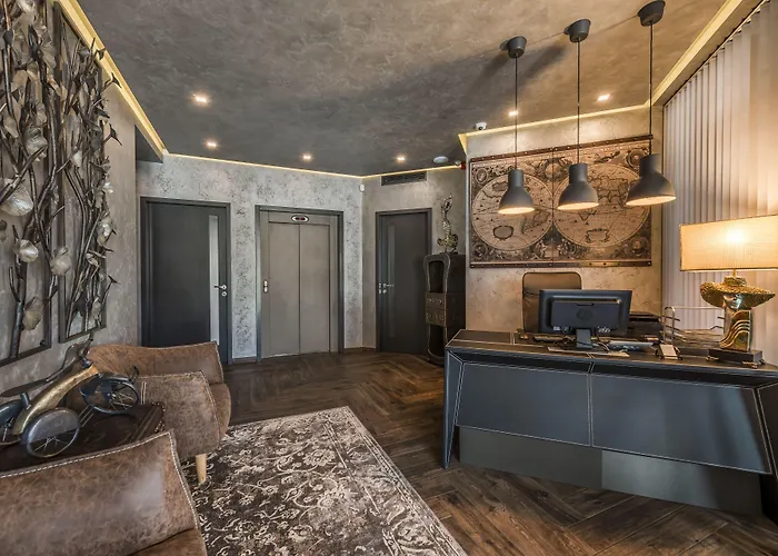 Seasons Design - Free Parking