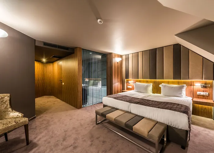 Hotel Seasons Design - Free Parking