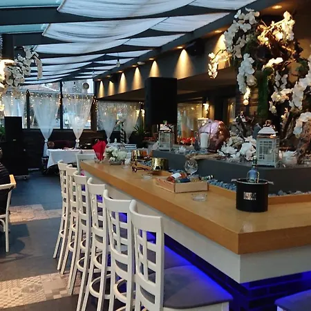 Seasons Design - Free Parking