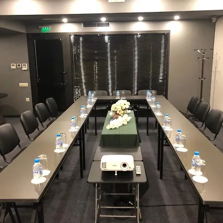 Seasons Design - Free Parking