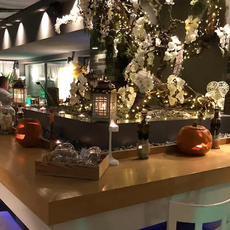 Seasons Design - Free Parking Hotel