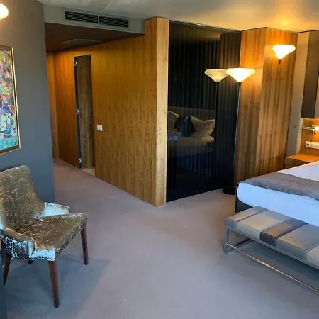 Seasons Design - Free Parking 5*