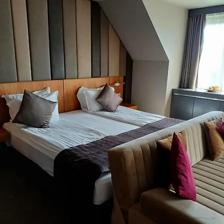 Seasons Design - Free Parking