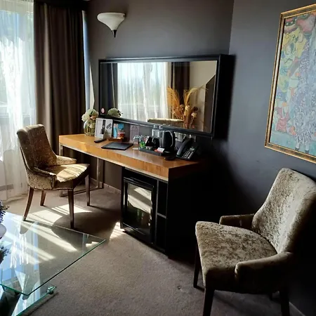 Seasons Design - Free Parking Hotell