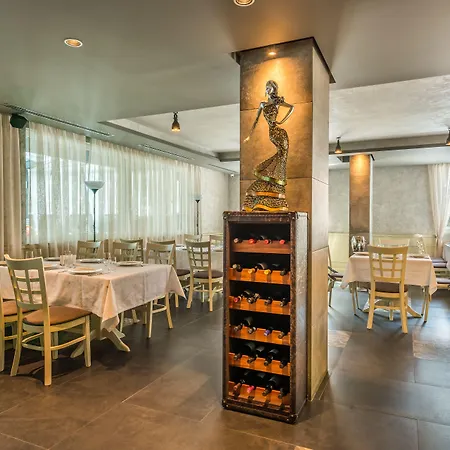 Seasons Design - Free Parking