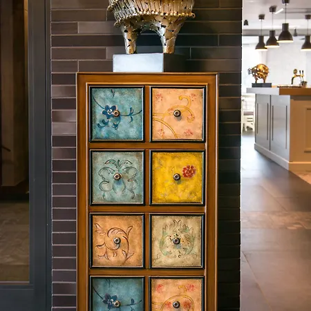 Seasons Design - Free Parking