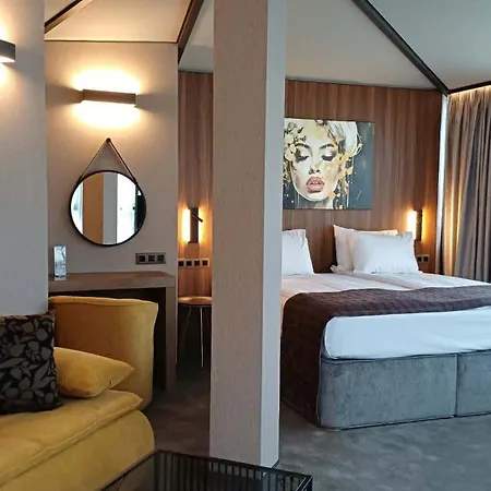 Seasons Design - Free Parking Hotel