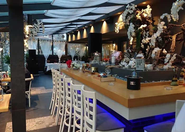 Seasons Design - Free Parking