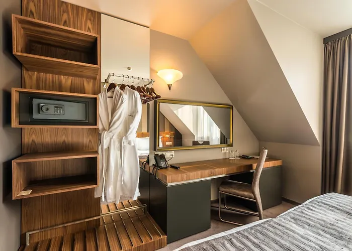 Seasons Design - Free Parking