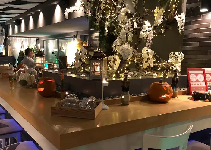 Seasons Design - Free Parking Hotel