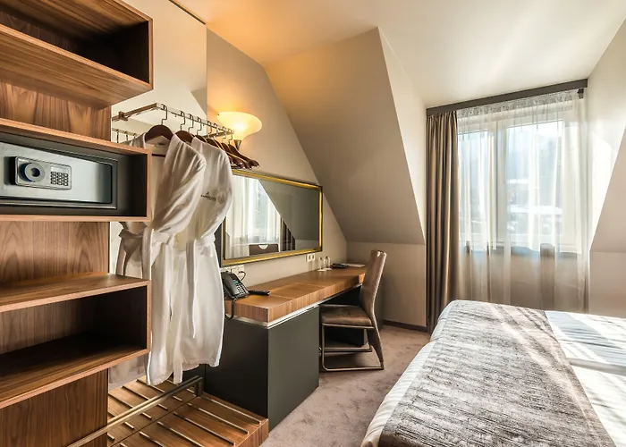 Seasons Design - Free Parking Hotel Sofia