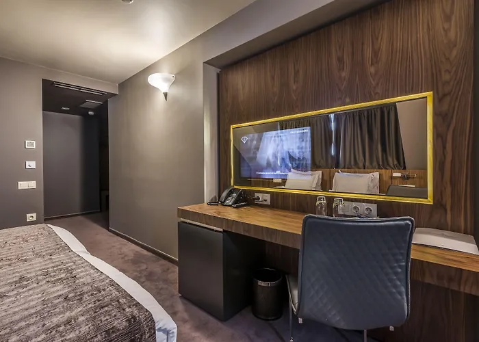 Seasons Design - Free Parking Hotel