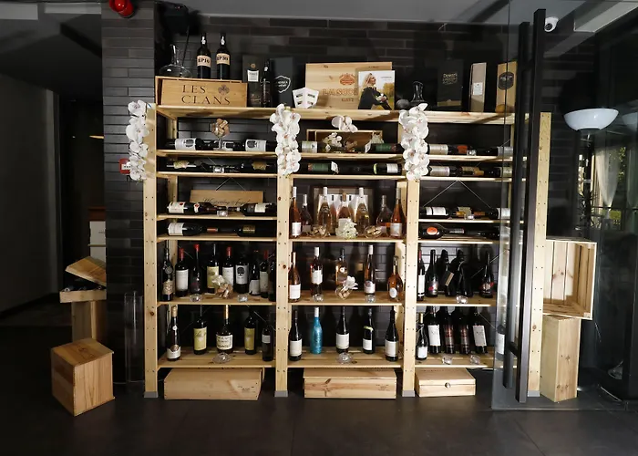 Seasons Design - Free Parking Sofía