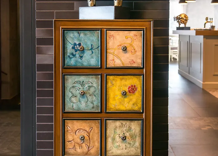 Seasons Design - Free Parking