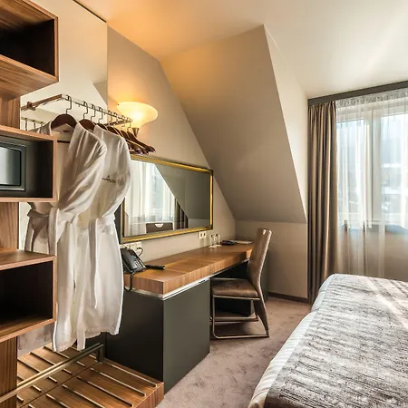 Seasons Design - Free Parking Hotel Sofie