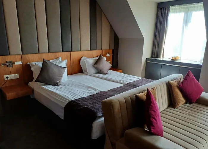 Seasons Design - Free Parking