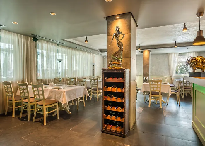 Seasons Design - Free Parking