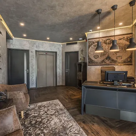 Seasons Design - Free Parking